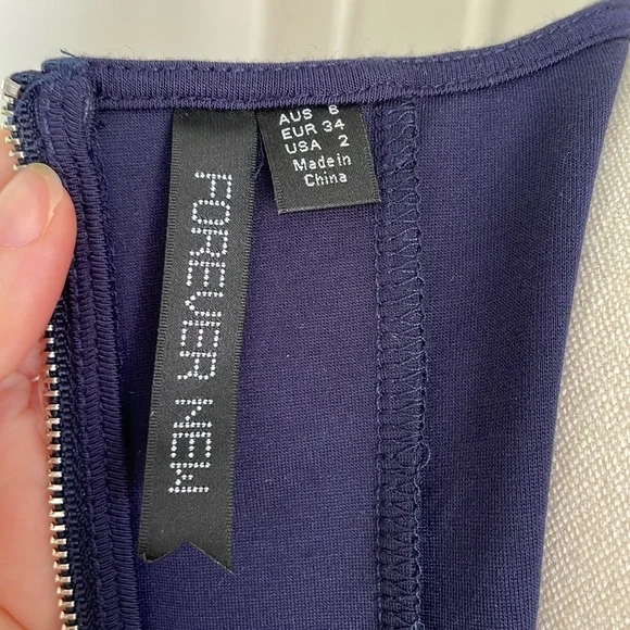 💙FOREVER NEW Sz6 Blue structured short sleeve blouse with zipper + flair detail - Picture 13 of 14